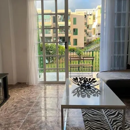 Spacious & Centrally-located 公寓 *