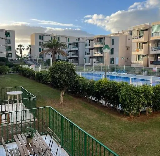 Spacious & Centrally-located 公寓 *