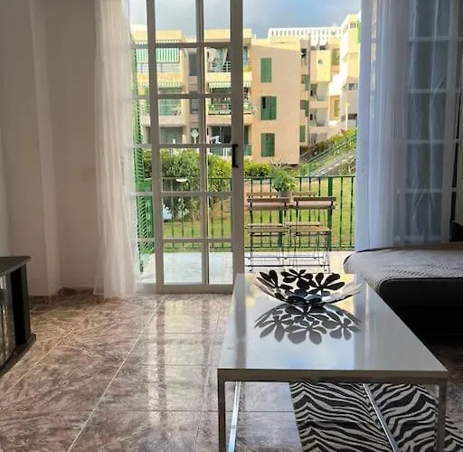 Spacious & Centrally-located 公寓 *