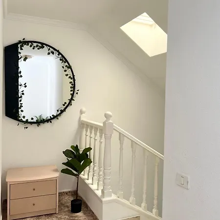 Apartment New Modern & Centrally-located